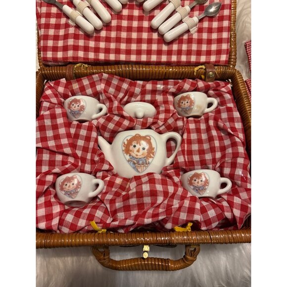Raggedy Ann Childrens Miniature Porcelain Tea Set Wicker Picnic Basket Schylling - Picture 6 of 11